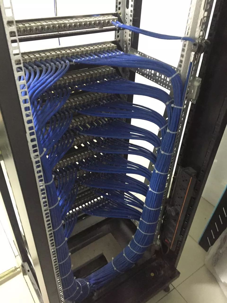 弱電工程機(jī)柜理線施工與網(wǎng)絡(luò)工程施工標(biāo)準(zhǔn)流程展示